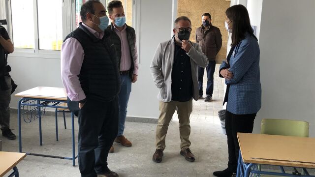 La delegada territorial de Educación y Deporte, Mercedes García Paine, visita un instituto de la provincia