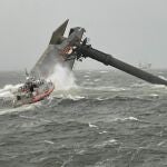 La Guardia Costera intenta rescatar al barco volcado este martes