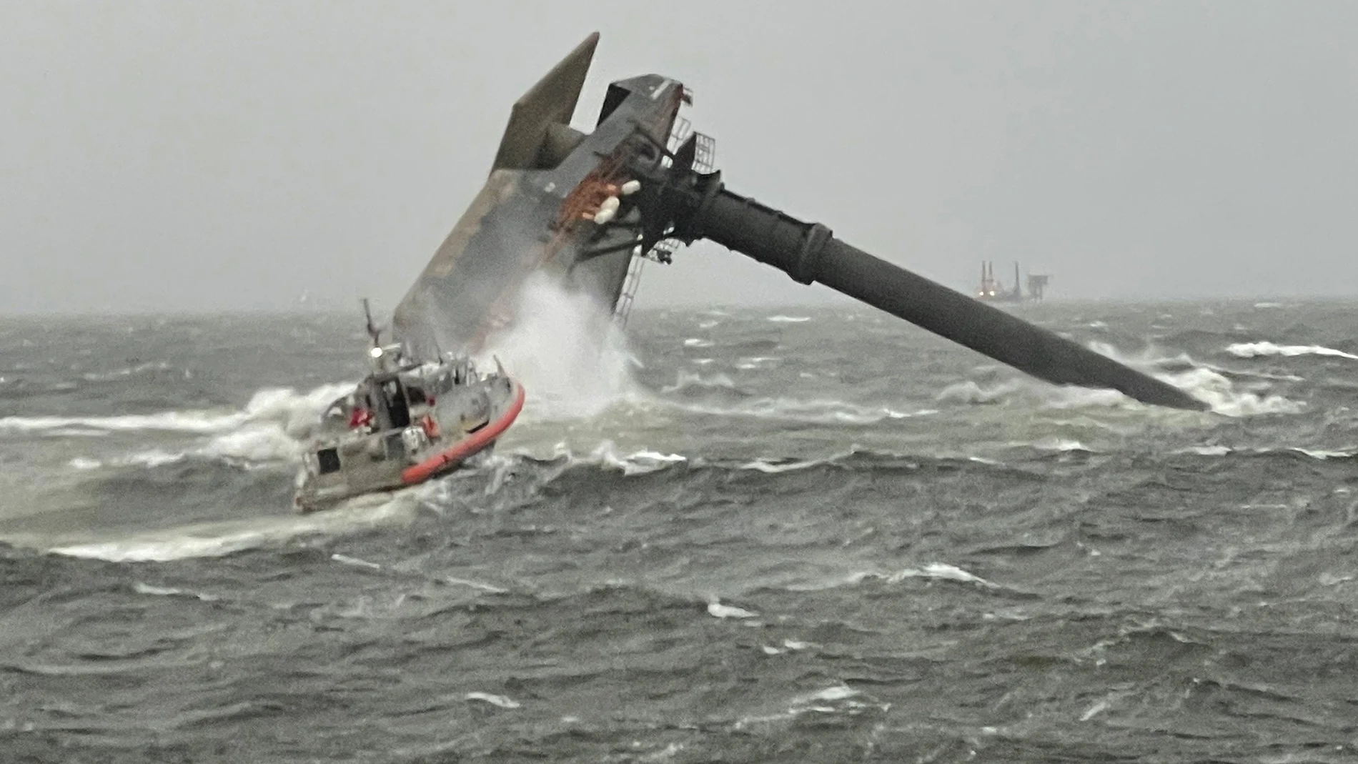La Guardia Costera intenta rescatar al barco volcado este martes