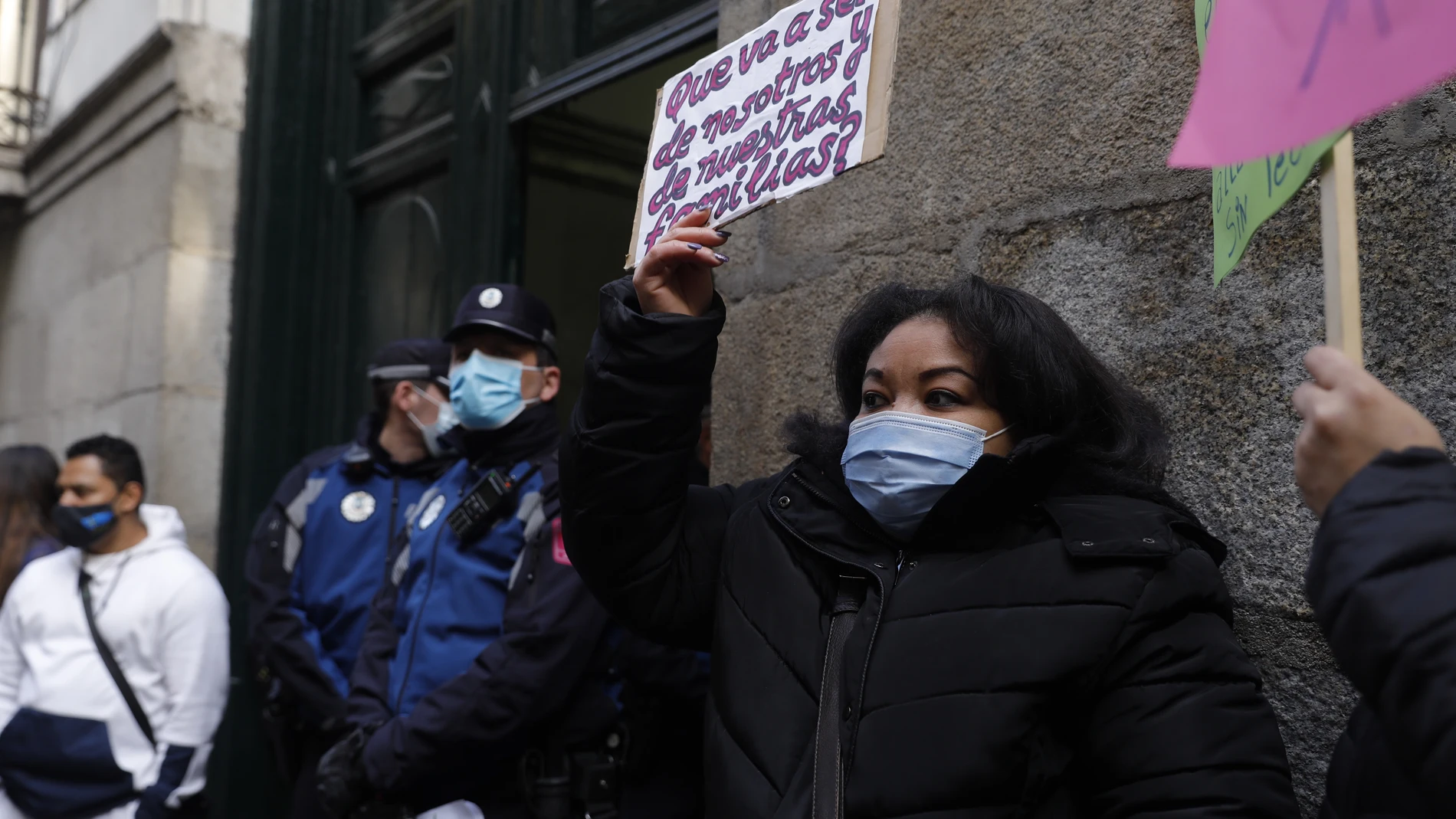 Una mujer levanta un cartel en protesta por un desahucio en el centro de Madrid
