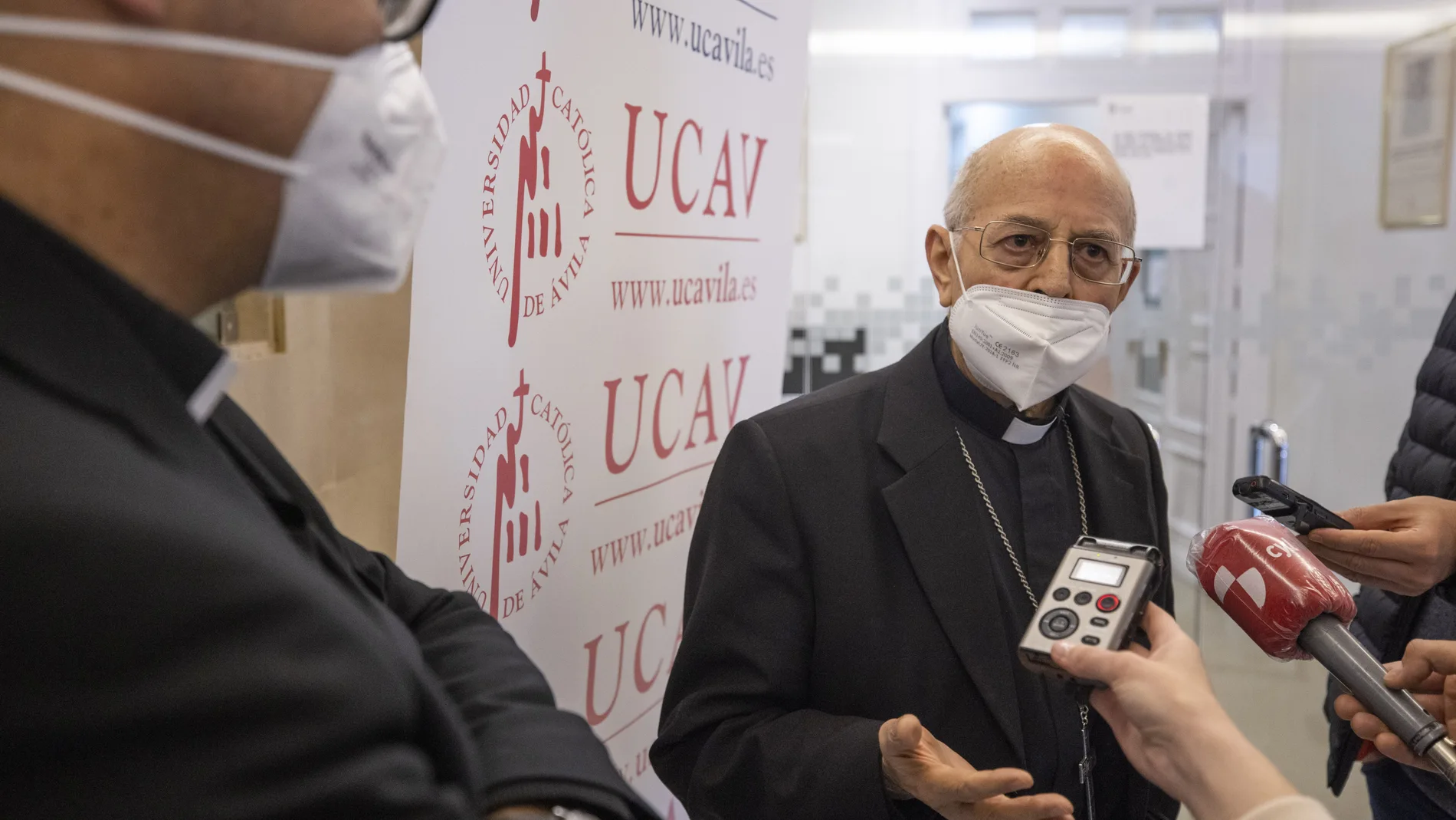 El cardenal Ricardo Blázquez pronuncia la conferencia "Santa Teresa de Jesús ‘Maestra de espirituales’ para nuestro tiempo" durante el Congreso Internacional “Mujer Excepcional. Cincuenta años del Doctorado de Santa Teresa de Jesús”, organizado por el Obispado de Ávila, los Carmelitas Descalzos y la Universidad Católica de Ávila (UCAV), con la colaboración de la Universidad Católica Eichstätt-Ingolstadt. Previo a esta conferencia se proyectó en las pantallas del congreso un videomensaje del Papa Francisco