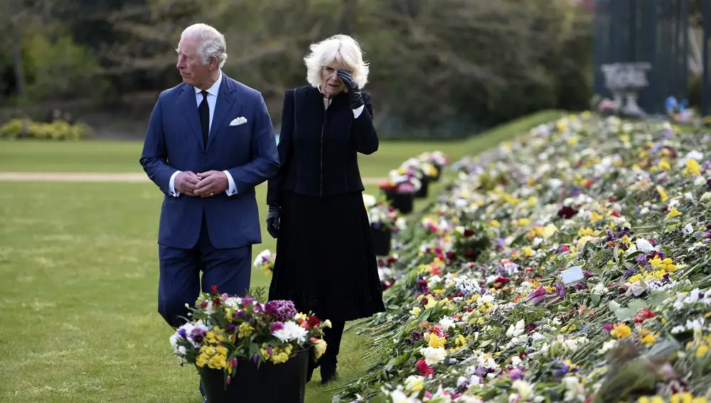 El príncipe Carlos de Inglaterra y Camilla, visitan los jardines de Marlborough House