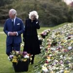 El príncipe Carlos de Inglaterra y Camilla, visitan los jardines de Marlborough House