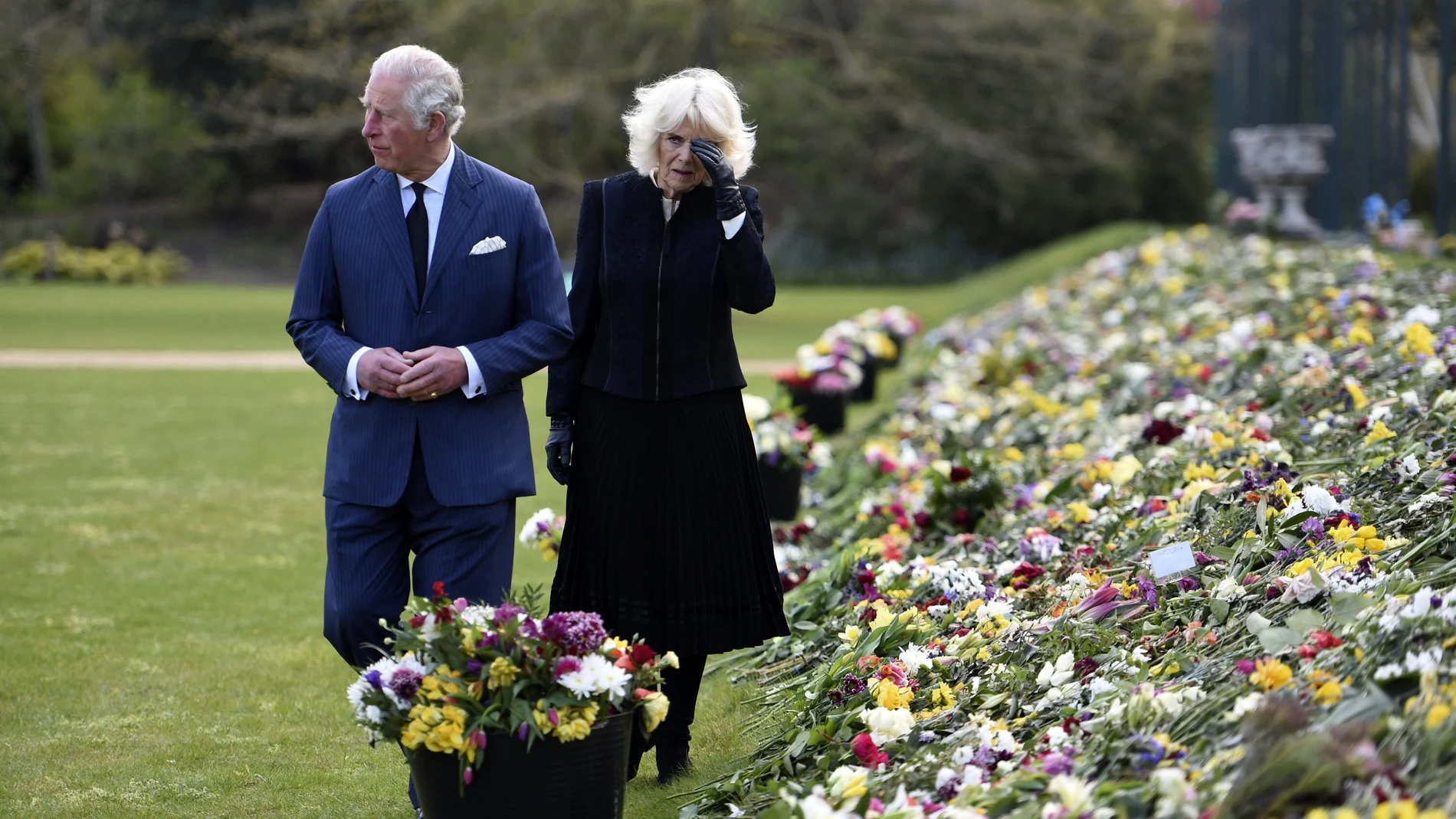 El príncipe Carlos de Inglaterra y Camilla, visitan los jardines de Marlborough House