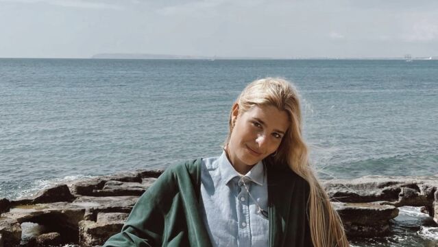 Teresa Andrés Gonzalvo posando frente al mar. Instagram @teresaandresgonzalvo