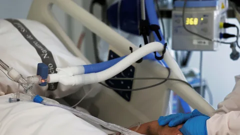 Es la primera vez en cuatro años que se produce un descenso demográfico en España que, obviamente, encuentra explicación en el aumento de la mortalidad que ha causado la covid.