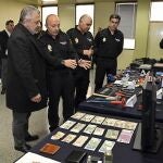 El subdelegado del gobierno en Burgos, Pedro de la Fuente, junto a miembros de la Policía Nacional de Burgos en la presentación de una operación policial anterior