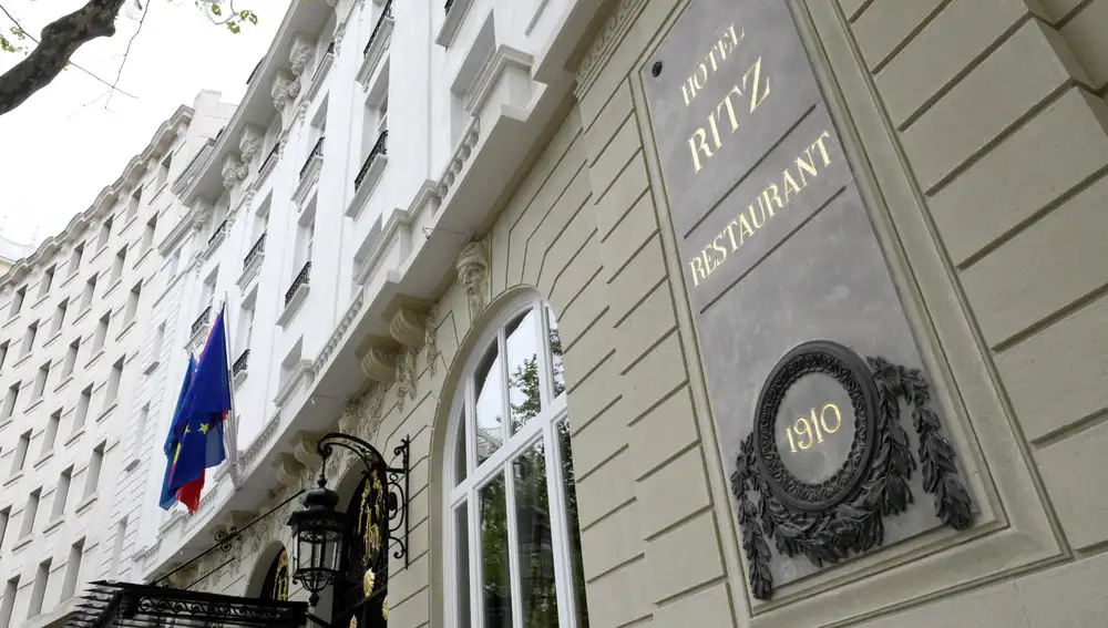 Vista de la fachada exterior del madrileño hotel Ritz en su reapertura este jueves bajo el nuevo nombre de Mandarin Oriental Ritz tras estar tres años cerrado para ser sometido a unas obras de renovación