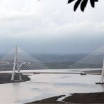 Vista del puente internacional sobre el Guadiana que une Ayamonte con Vila Real de Santo António. EFE/ Carlos García