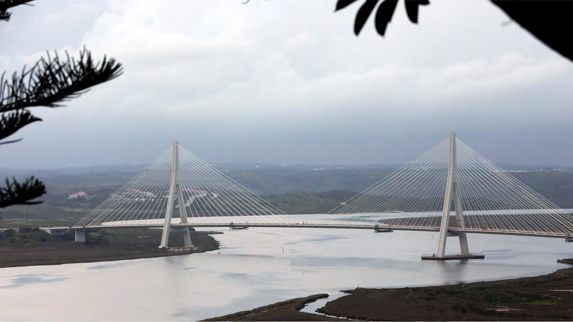 Vista del puente internacional sobre el Guadiana que une Ayamonte con Vila Real de Santo António. EFE/ Carlos García