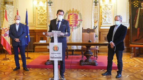 El alcalde de Valladolid, Óscar Puente, explica el proyecto junto a Manuel Saravia y Antonio Gato