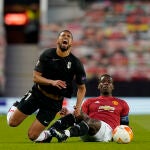 Paul Pogba traba al jugador del Granada Yangel Herrera