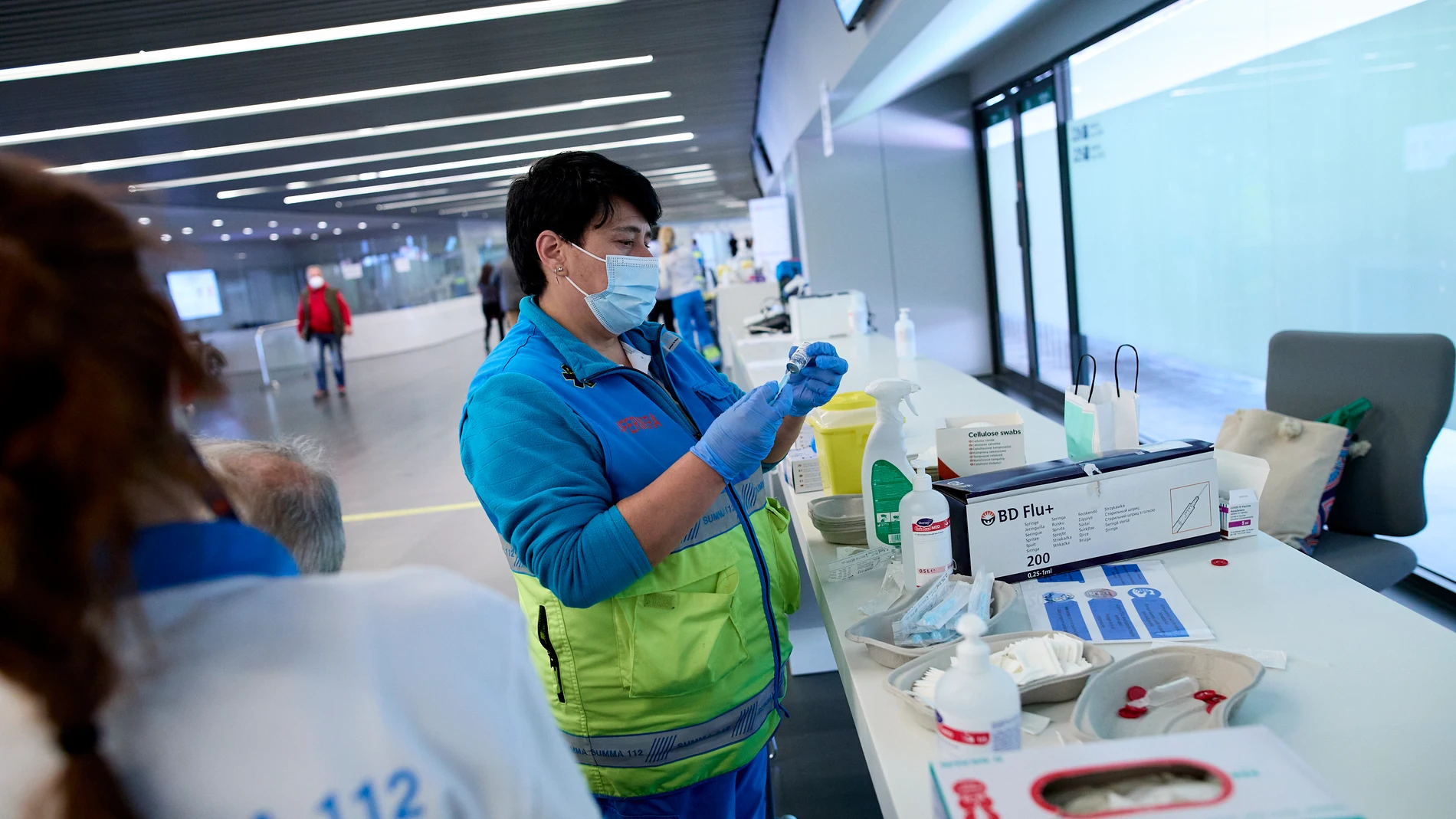 Una sanitaria prepara la vacuna contra el Covid-19 en el dispositivo puesto en marcha en las instalaciones del Wanda Metropolitano
