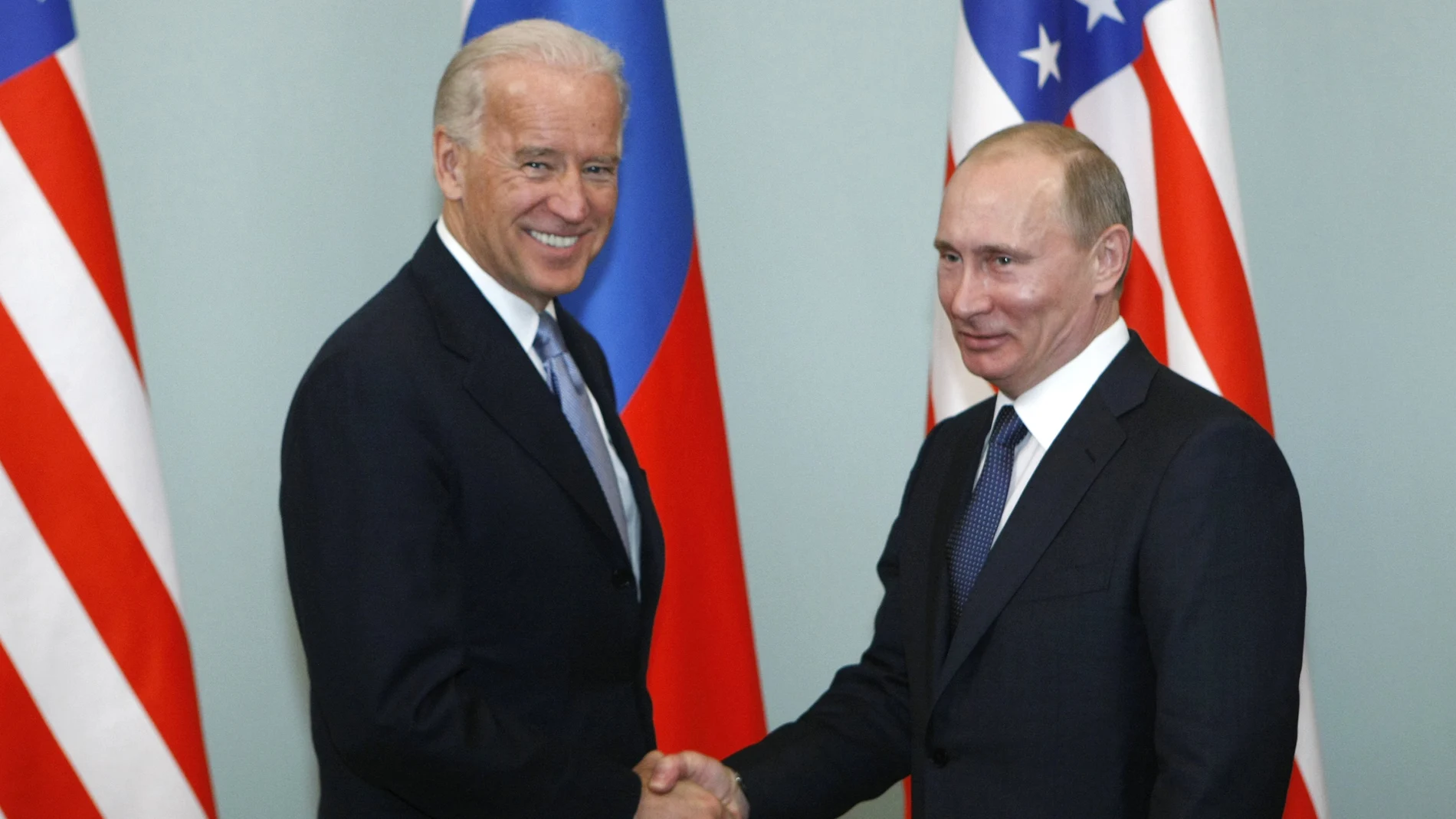 El entonces vicepresidente de EE UU, Joe Biden, saluda al el entonces primer ministro de Rusia, Vladimir Putin en Moscú
