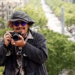 El actor estadounidense Johnny Depp, posa durante la presentación, este viernes en Barcelona, de su última película, "El fotógrafo de Minamata"