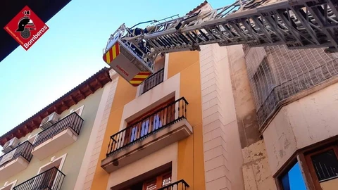 Bomberos acceden a una vivienda en una imagen de archivo