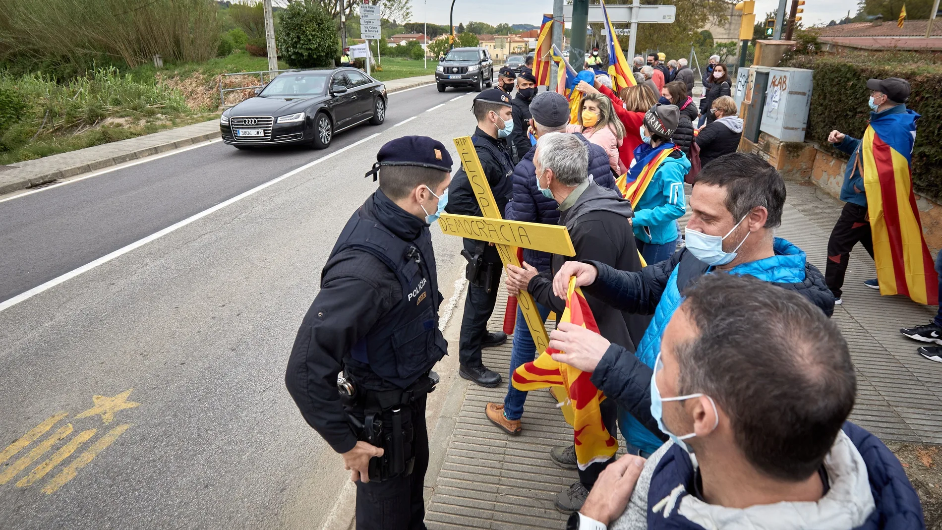 Un pequeño grupo de manifestantes independentistas abuchean al presidente del Gobierno, Pedro Sánchez. EFE/David Borrat.