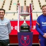 Marcelino García Toral y Koeman posan con la Copa del Rey.