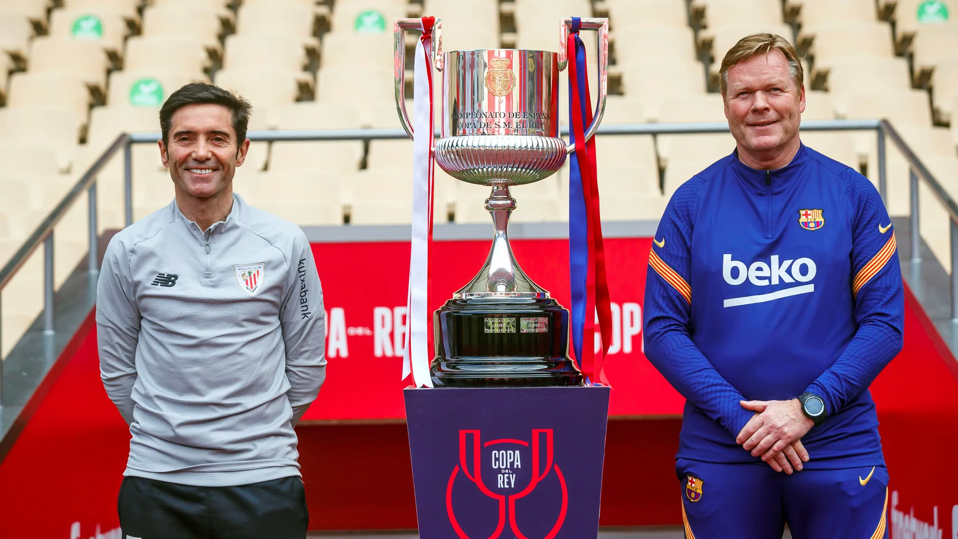 Marcelino García Toral y Koeman posan con la Copa del Rey.