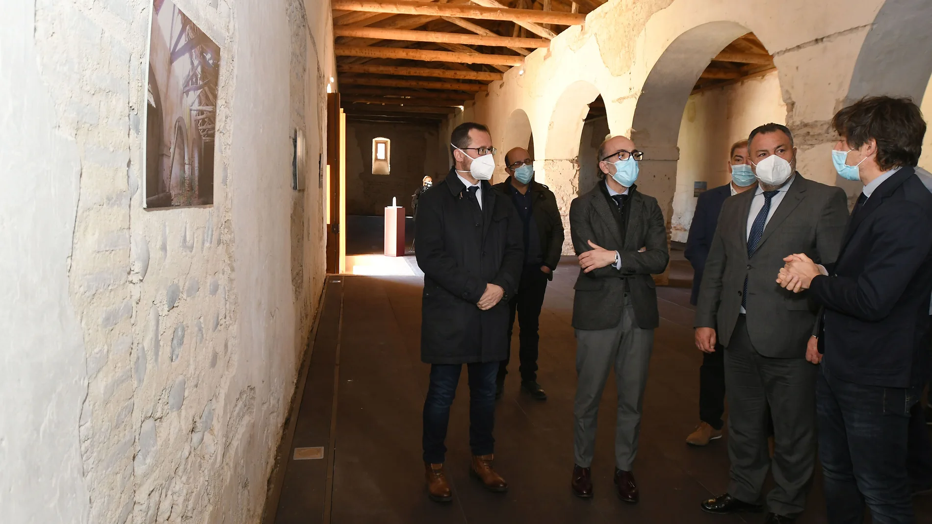 El consejero de Cultura y Turismo, Javier Ortega, inaugura la obra realizada en la Panera del Monasterio de Santa María de Sandoval con el presidente de la Diputación de León y del Instituto Leonés de Cultura, Eduardo Morán