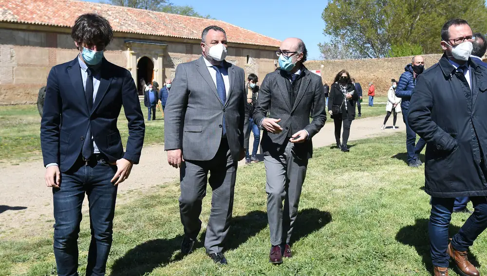 El consejero de Cultura y Turismo, Javier Ortega, inaugura la obra realizada en la Panera del Monasterio de Santa María de Sandoval con el presidente de la Diputación de León y del Instituto Leonés de Cultura, Eduardo Morán