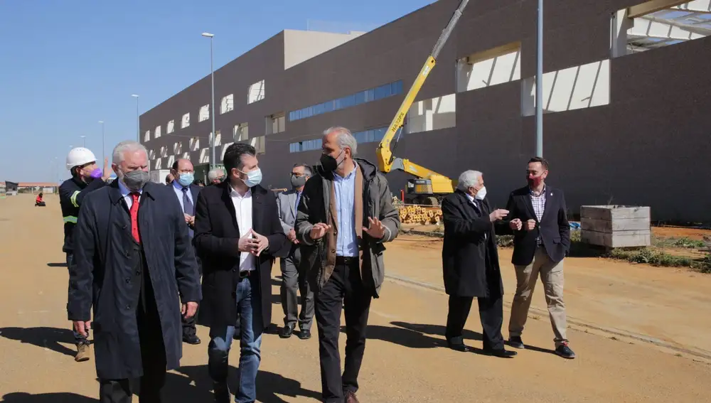 El secretario regional del PSOE, Luis Tudnaca, visita la empresa LatemAluminium en Villabrázaro (Zamora)
