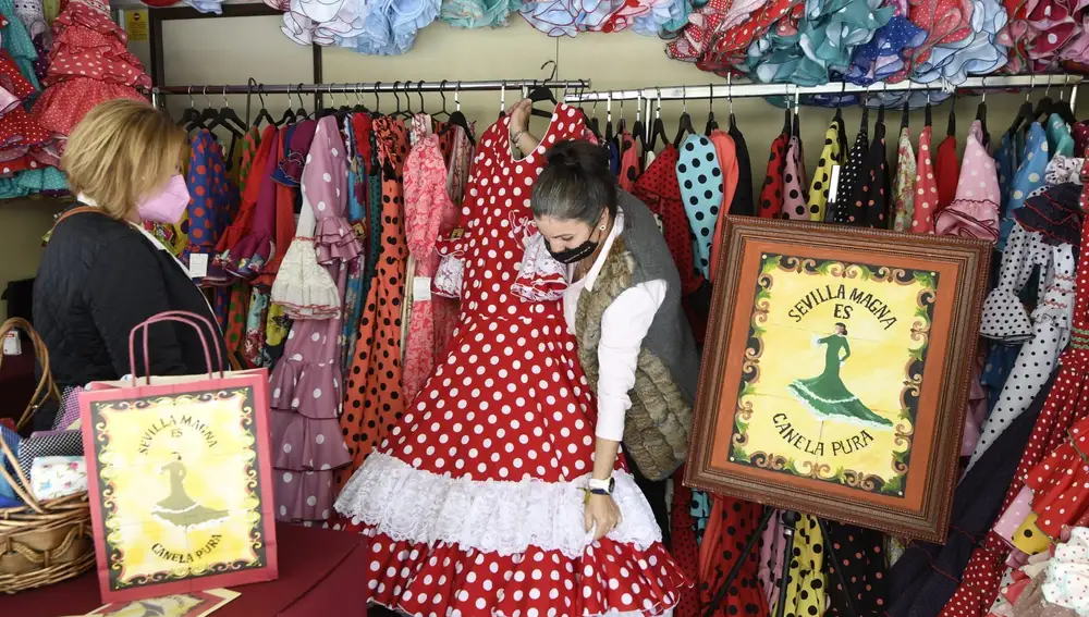 Dos mujeres, entre trajes de flamenca