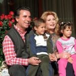 Rocío Jurado y José Ortega Cano presentan a sus hijos, Gloria Camila y José Fernando
