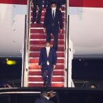 El primer ministro japonés, Yoshihide Suga, llega a la Base de la Fuerza Aérea Andrews, Maryland