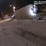 Imagen del video de la cámara corporal del Departamento de Policía de Chicago del momento antes de que el oficial de policía de Chicago Eric Stillman le disparara fatalmente a Adam Toledo, de 13 años, el 29 de marzo de 2021, en Chicago