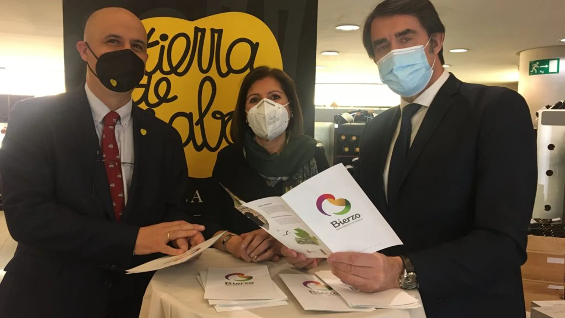 El consejero Juan Carlos Suárez-Quiñones promociona los vinos del Bierzo junto a Jorge Llorente y Misericordia Bello