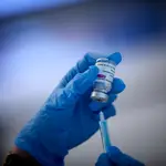 Una sanitaria prepara la vacuna contra el Covid-19 en el dispositivo puesto en marcha en las instalaciones del Wanda Metropolitano,