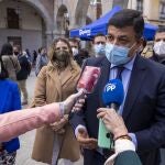 El presidente del PP de Ávila, Carlos García, junto con otros cargos y representantes del Partido