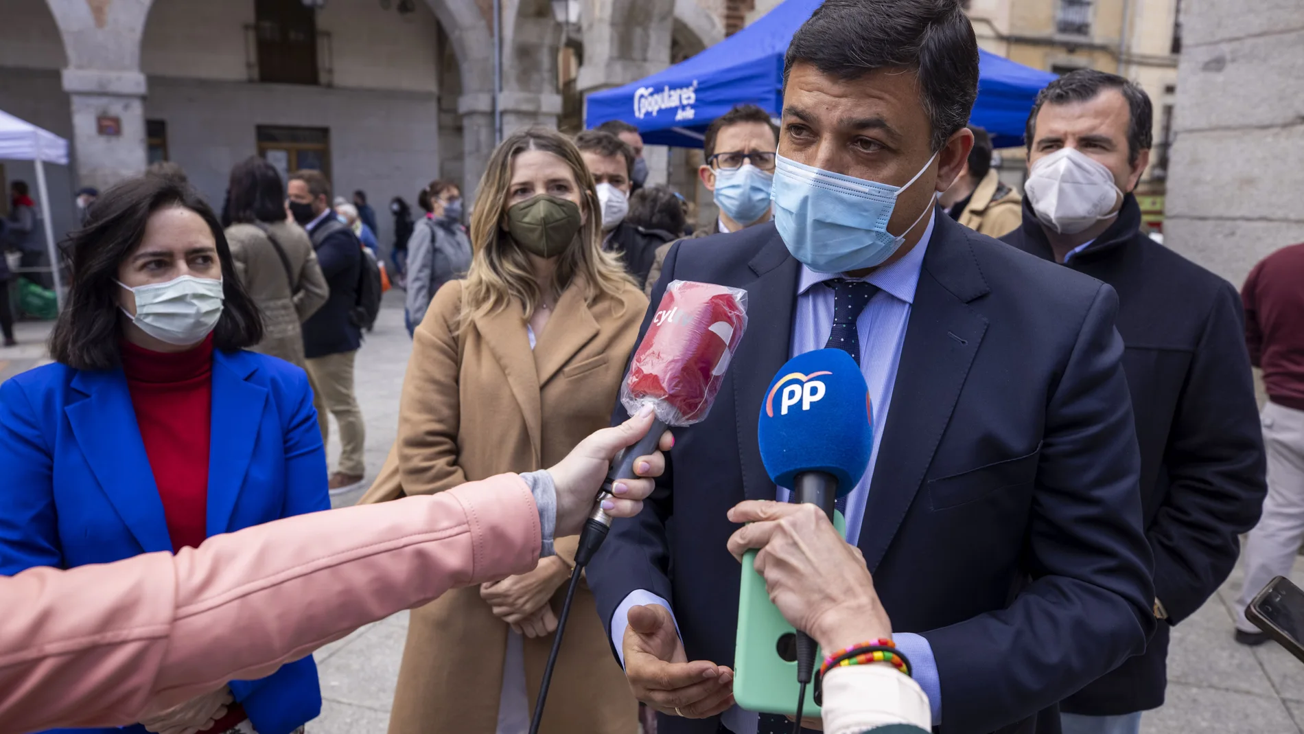 El presidente del PP de Ávila, Carlos García, junto con otros cargos y representantes del Partido