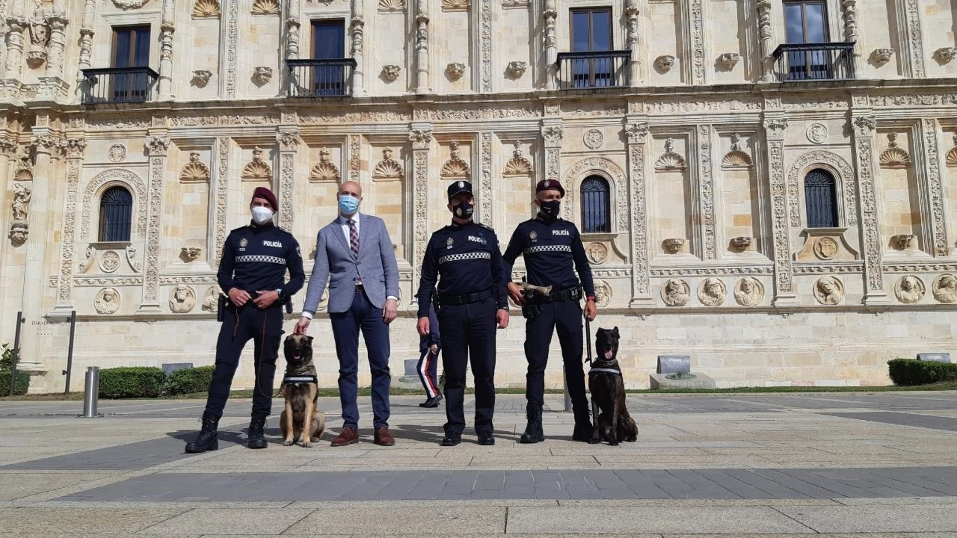 El alcalde de León, José Antonio Diez, junto a agentes de la Patrulla Verde durante la presentación de la campaña de control de perros