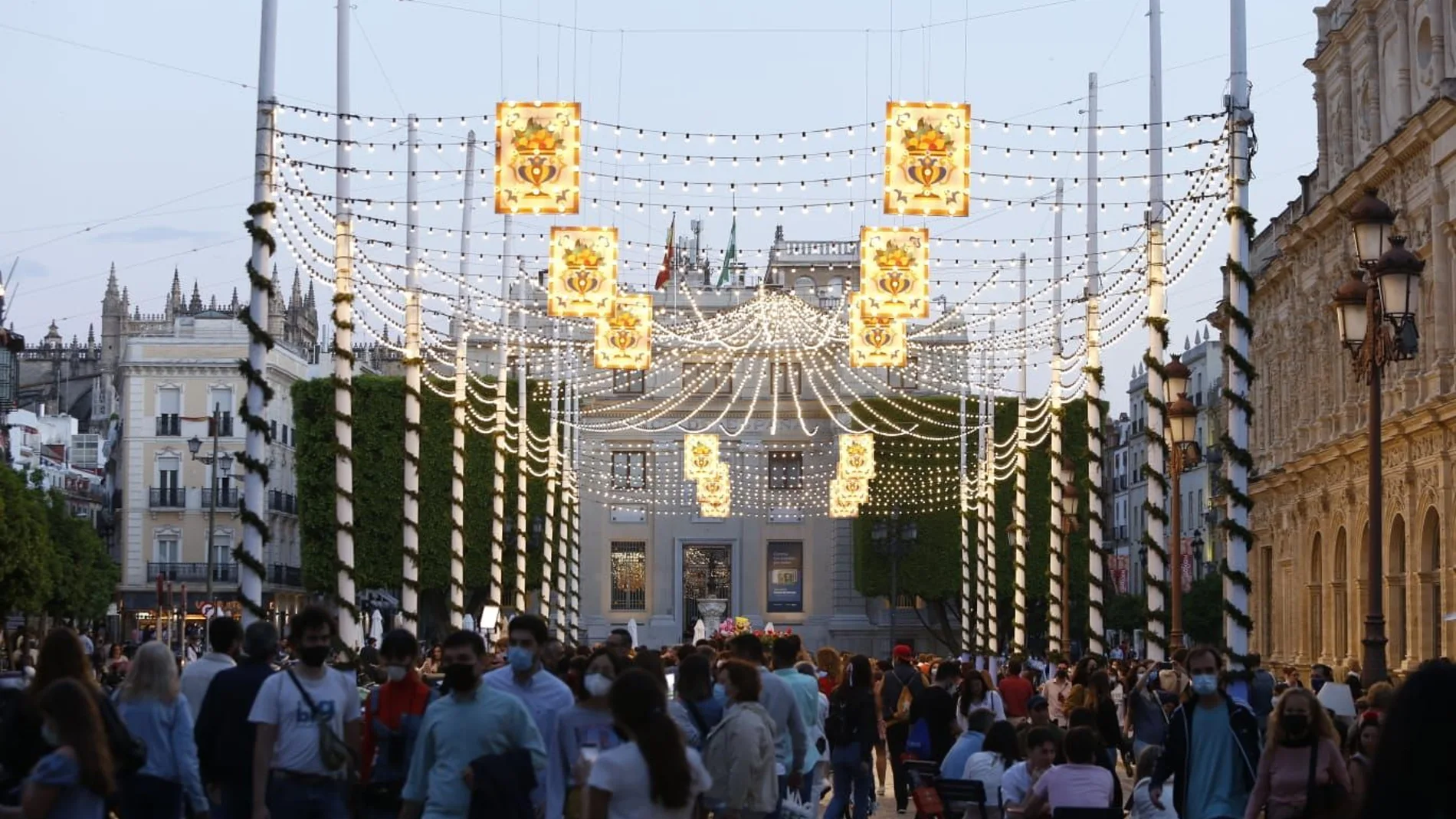 Luces de Feria en la plaza de San Francisco de Sevilla