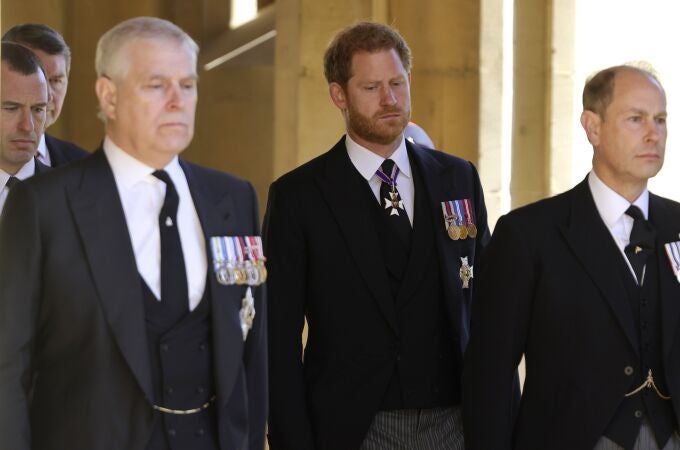 El príncipe Andrés y el príncipe Harry, en el funeral por el fallecimiento del duque de Edimburgo. (Chris Jackson/Pool via AP)