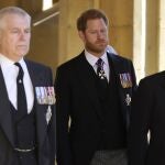 El príncipe Andrés y el príncipe Harry, en el funeral por el fallecimiento del duque de Edimburgo. (Chris Jackson/Pool via AP)