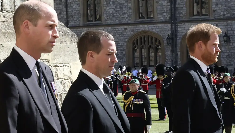 Peter Phillips, junto a sus primos, los príncipes Harry y William, en el funeral por el príncipe Felipe. Ap