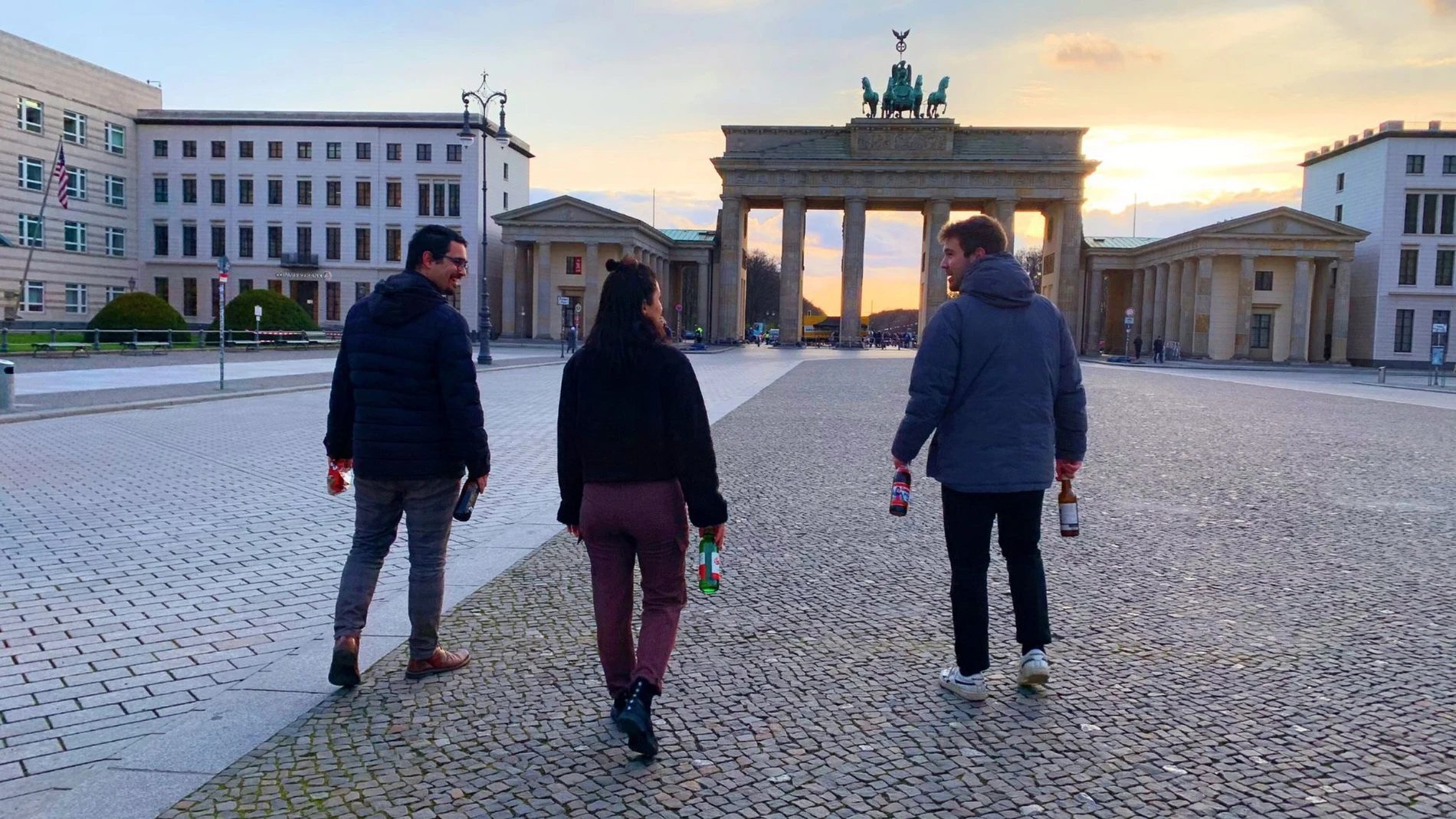 Varios jóvenes beben cervezas en la Puerta de Brandenburgo en el centro de Berlín. EFE/ María Garrido Sellabona