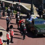 Imagen del Land Rover con el ataúd del Duque de Edimburgo hoy durante el funeral