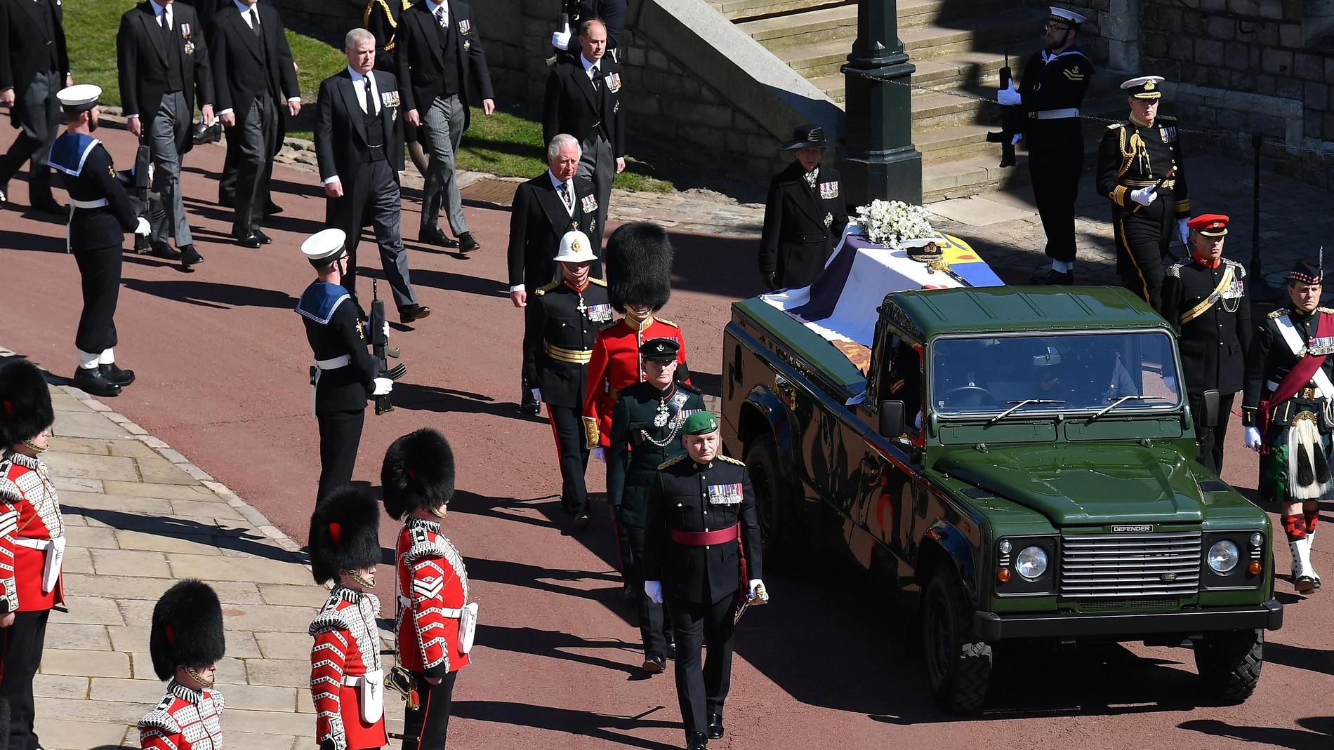 Imagen del Land Rover con el ataúd del Duque de Edimburgo hoy durante el funeral
