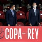 Pedro Sánchez y Felipe VI, en el palco del estadio de La Cartuja