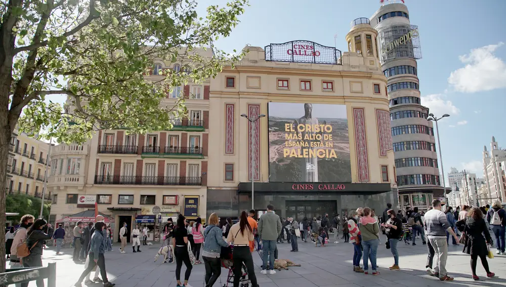 Campaña del Ayuntamiento de Palencia sobre Cristo del Otero en pantallas gigantes de la plaza de Callao de Madrid