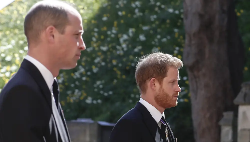 El Príncipe Guillermo, a la izquierda, junto al Príncipe Harry, durante el funeral por su abuelo, el Duque de Edimburgo, hoy en el Palacio de Windsor.