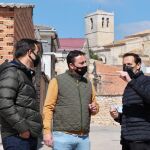 El presidente de la Diputación de Valladolid, Conrado Íscar, conversa con el alcalde de Langayo, Enrique Frutos, durante la visita