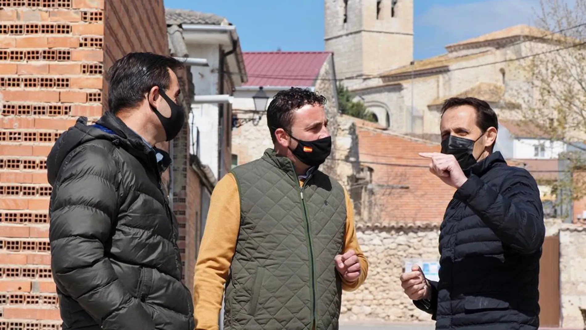 El presidente de la Diputación de Valladolid, Conrado Íscar, conversa con el alcalde de Langayo, Enrique Frutos, durante la visita