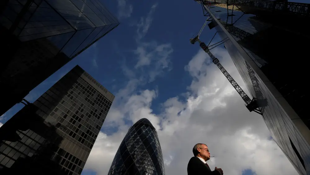 Un hombre pasea entre los rascacielos del distrito financiero de Londres | Fuente: Reuters /Toby Melville