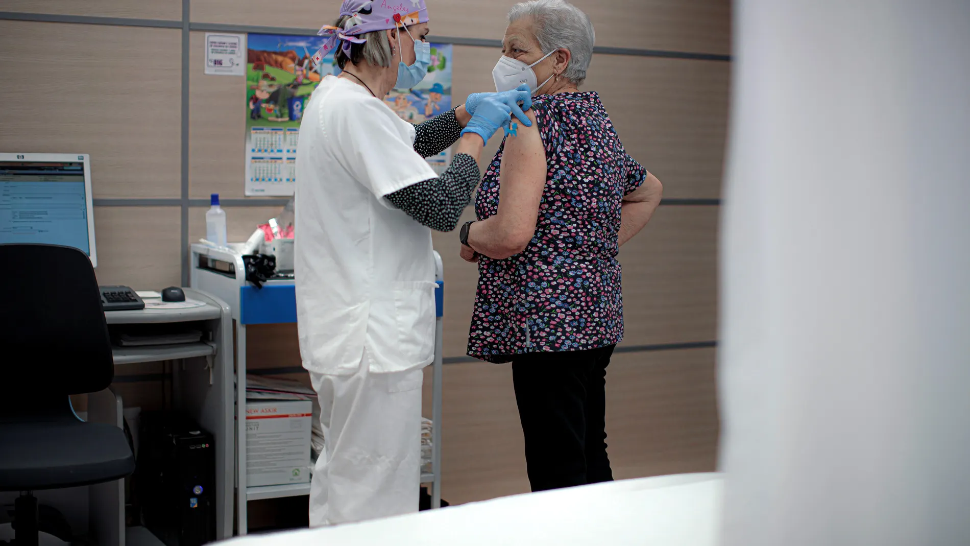 Una persona se vacuna con una dosis de Pfizer, este sábado en el centro de salud Safranar de Valencia.
