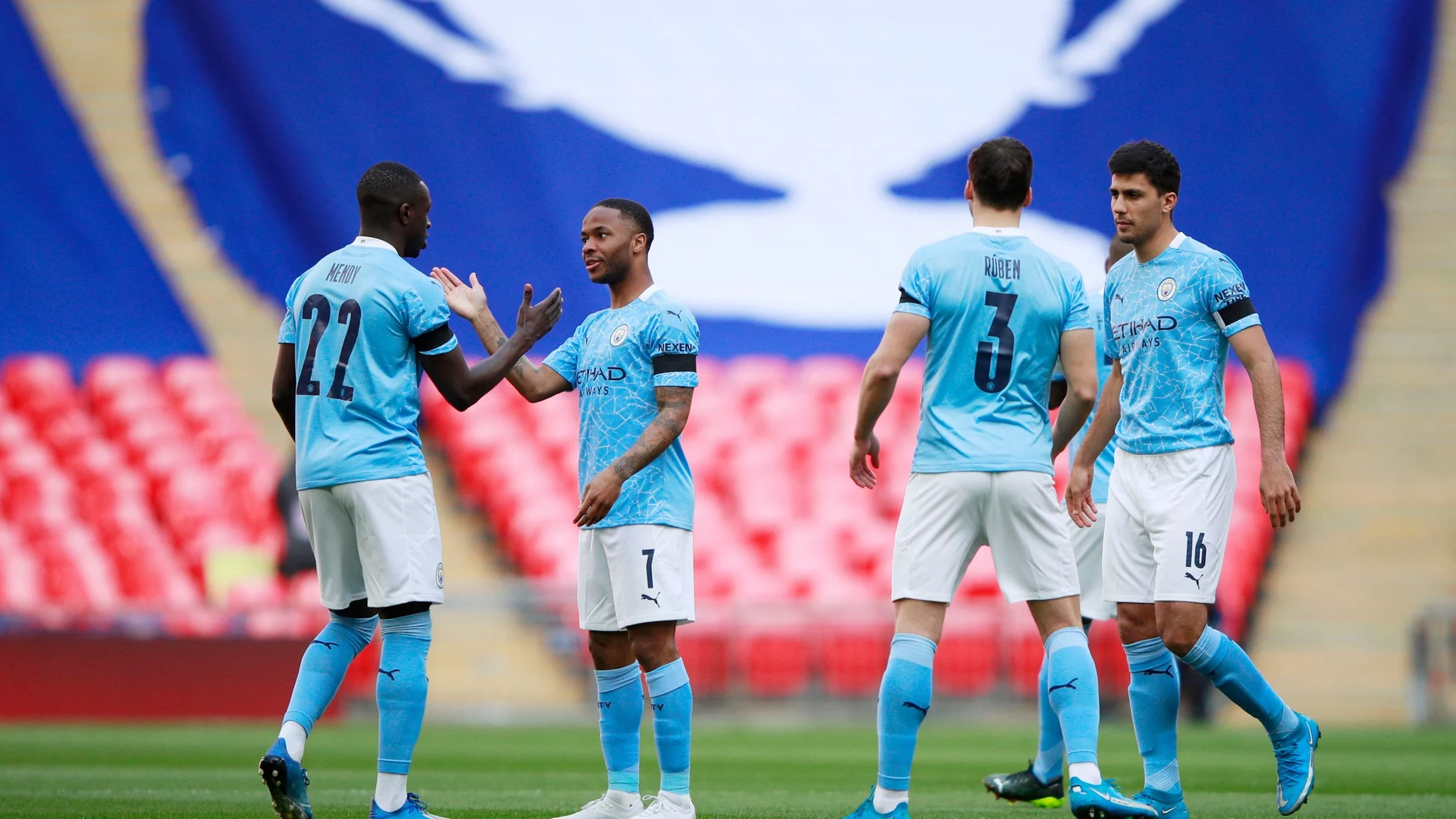 Los jugadores del Manchester City celebran un gol.